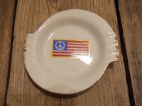 【１９７０年代】ピースフラッグアシュトレイ (陶器灰皿/日本製)